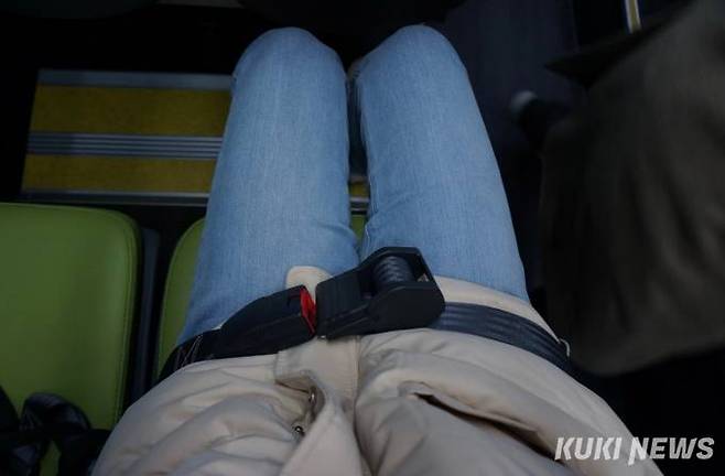 자율주행버스에 탑승하면 자리에 마련된 안전벨트를 착용해야 한다. 사진=이예솔 기자