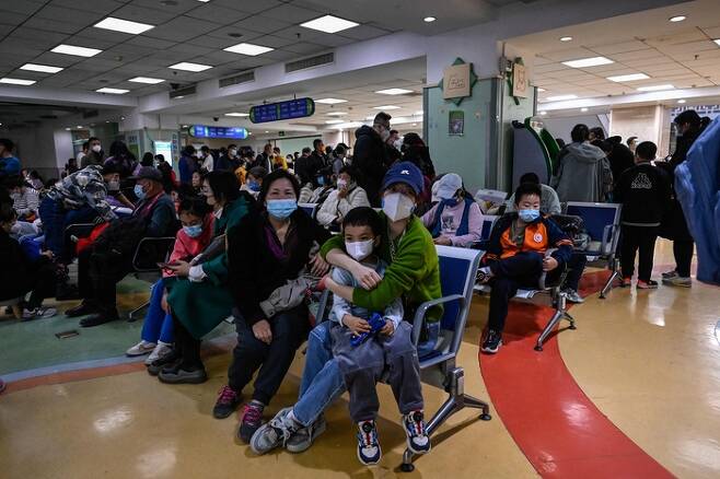 지난달 말 중국 베이징의 한 병원에서 아이들이 부모님과 함께 진료 순서를 기다리고 있다. 세계보건기구(WHO)는 중국에서 확산 중인 호흡기 질환에 대한 상세한 데이터를 중국 당국에 요청했다. [AFP = 연합뉴스]