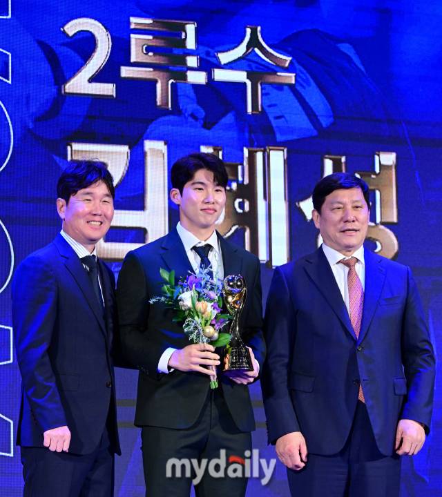 2023년 11월 27일 서울 중구 소공동 웨스틴조선호텔에서 '2023 신한은행 SOL KBO 시상식'이 열렸다. 키움 김혜성이 2루수 수비상을 수상하고 있다./소공동=유진형 기자 zolong@mydaily.co.kr