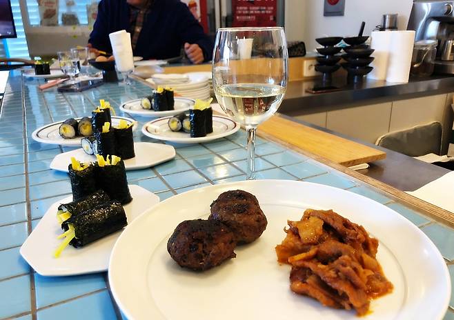 ‘한라참치액’과 ‘주부천하쯔유’를 넣은 ‘취나물 떡갈비’와 제육볶음’, ‘꼬마김밥’ 육성연 기자