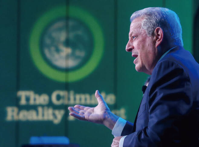 앨 고어 전 미국 부통령이 8월 20일 경기 고양시 킨텍스에서 열린 ‘클라이밋 리얼리티 프로젝트’에서 ‘기후 위기와 그에 대한 해결책’을 주제로 국내 기후 전문가들과 토론하고 있다. [뉴스1]