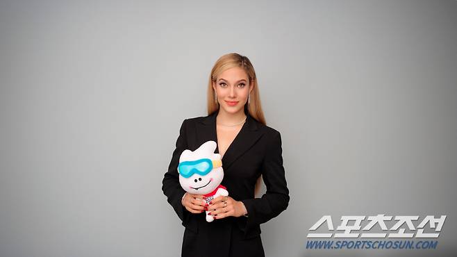 강원2024 마스코트 뭉초를 안고 있는 에일린 구. 사진제공=IOC