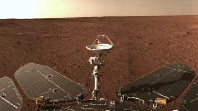 중국 화성탐사 로버 ‘주룽’이 촬영한 화성 사진. 전경에는 탐사 로버의 태양광 패널과 통신 장비가 보인다. (사진=CNSA)