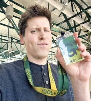 해고된 올트먼이 지난달 19일(현지시간) 오픈AI 본사에서 방문자용 출입증을 들어보이는 모습. / 출처=올트먼 X(옛 트위터)