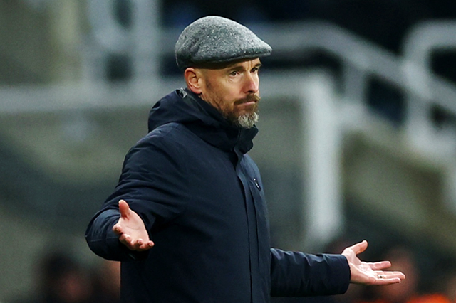 에릭 텐 하흐 맨체스터 유나이티드 감독이 3일(한국시간) 영국 뉴캐슬 세인트 제임스 파크에서 열린 2023-2024시즌 잉글랜드 프리미어리그 14라운드 경기 중 선수들을 향해 반응하고 있다. 이날 맨유는 뉴캐슬에 0대 1로 졌다. 로이터연합뉴스