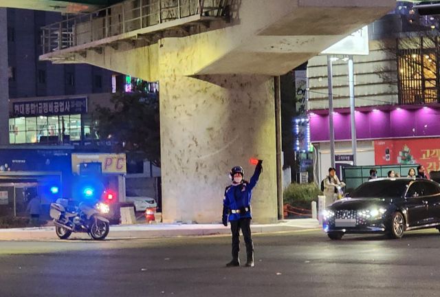울산 남구의 한 사거리에서 6일 오후 정전으로 신호등이 작동하지 않자 경찰관이 수신호로 차량의 이동을 통제하고 있다. 울산경찰청 제공