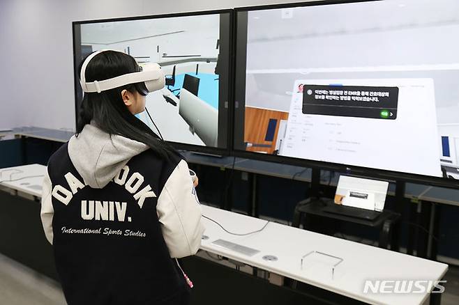 바이오헬스 플래닛에서 간호 시뮬레이션 체험을 하는 모습. 단국대 제공