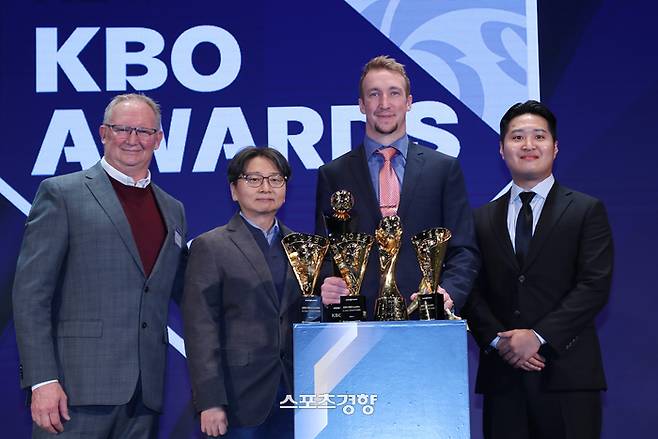 NC 페디가 27일 서울 소공동 웨스틴조선호텔에서 열린 2023 신한은행 SOL KBO 시상식에서 MVP를 차지한 뒤 부친 스캇 페디 임선남 단장, 통영 한동희와 함께 기념촬영을 하고 있다. 2023.11.27. 정지윤 선임기자
