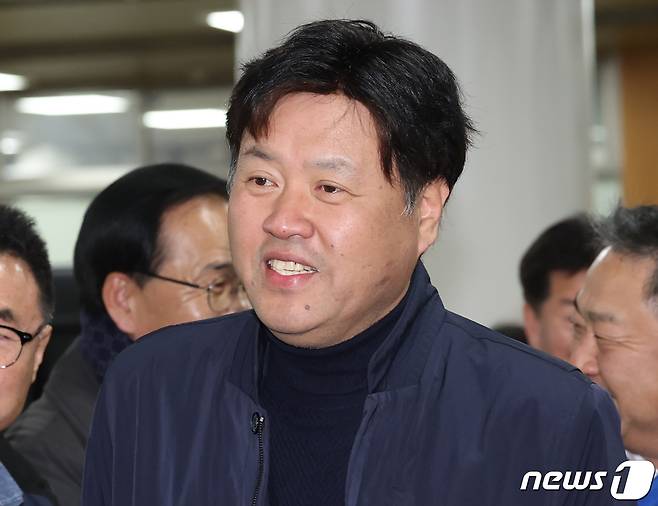 대장동 민간업자들에게 10억원이 넘는 불법 정치자금과 뇌물을 받은 혐의로 기소된 김용 전 민주연구원 부원장이 30일 오후 서울 서초구 서울중앙지방법원에서 열린 정치자금법 위반·특정범죄 가중처벌법상 뇌물 혐의 사건 1심 선고 공판에 출석하고 있다. 2023.11.30/뉴스1 ⓒ News1 김민지 기자