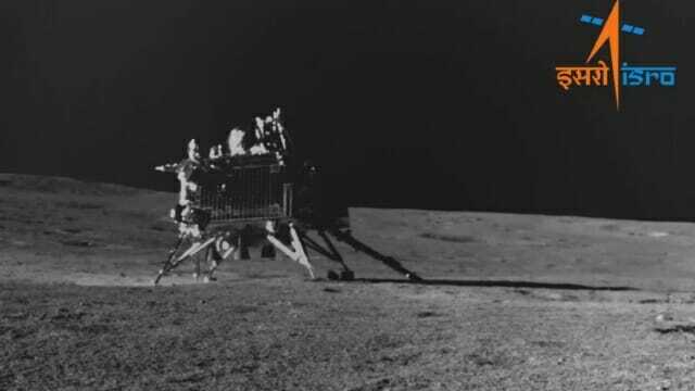 인도의 달 탐사 로버 프라그얀이 촬영한 비크람 달 착륙선의 모습 (사진=ISRO)
