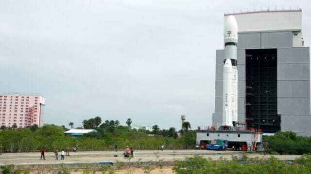 올해 초 찬드라얀 3호를 실은 LVM3 로켓이 이륙을 앞두고 발사대로 향하고 있는 모습 (사진=ISRO)