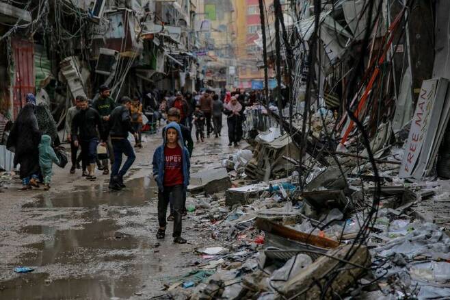 가자지구 가자시티에서 주민들이 전쟁으로 파괴된 도시를 걷고 있다. [사진=AFP/연합뉴스]