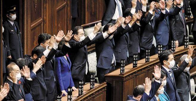 14일 오후 도쿄 국회의사당에서 오시마 다다모리 중의원 의장이 국회 해산 공문을 읽자 기시다 후미오(왼쪽에서 여섯째) 총리를 포함한 자민당 의원들이 관례에 따라 손을 들고“반자이(萬歲·만세)”를 세 차례 외치고 있다. /로이터 연합뉴스