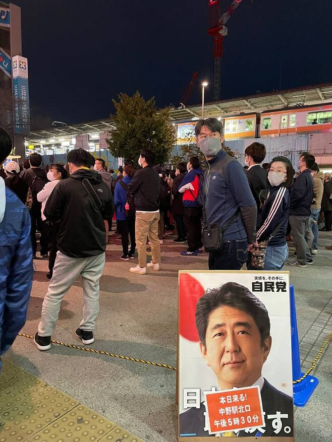 24일 저녁 도쿄 JR나카노역 앞 광장에 아베 신조 전 총리의 거리 유세 일정을 홍보하는 간판이 붙어있다. 오후 5시 30분부터 이미 광장엔 아베 전 총리를 보려는 시민들로 가득찼다./도쿄=최은경 특파원