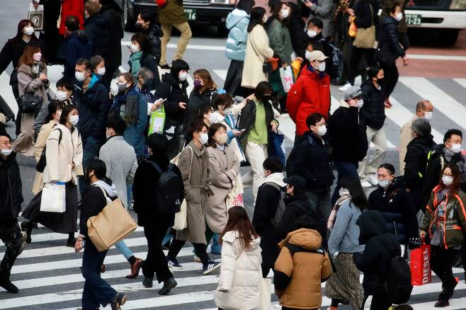 일본의 신종 코로나바이러스 감염증(코로나19) 하루 신규 확진자가 4만 명을 넘어서며 역대 최다를 경신한 19일 도쿄의 한 교차로가 마스크를 쓴 시민들로 붐비고 있다. /AP연합뉴스