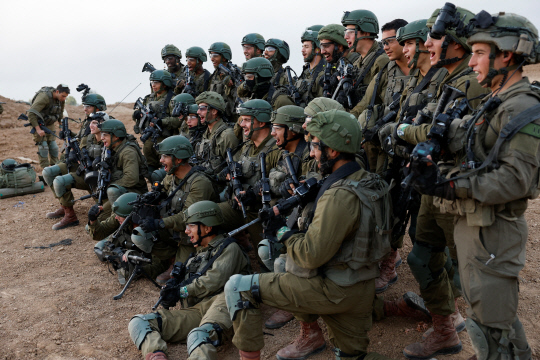 본격적인 칸 유니스 시가전을 앞두고 이스라엘 군인들이 단체사진을 찍고 있습니다. 로이터 연합뉴스