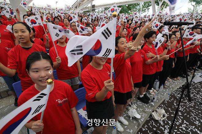제78주년 광복절인 지난 8월15일 서울 송파구 석촌호수에서 열린 ‘송파구민의 합창’ 행사에서 송파구민들이 만세삼창을 하고 있다. 성동훈 기자