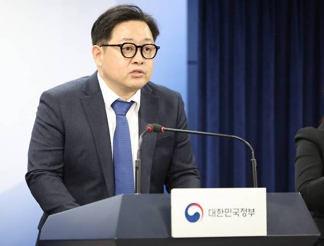 2024년 대학수학능력시험(이하 수능)에서 전 영역 만점을 받은 학생은 졸업생 1명인 것으로 확인됐다. 사진은 7일 서울 종로구 세종대로 정부서울청사에서 2024학년도 대학수학능력시험 채점 결과 발표 브리핑을 하는 강태훈 대학수학능력시험 채점위원장. /사진= 뉴스1