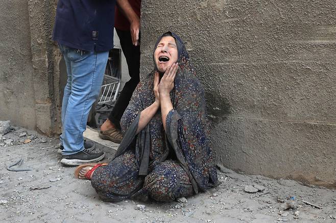 가자지구 라파 난민촌에서 한 여성이 바닥에 앉아 울부짖고 있다. [연합]