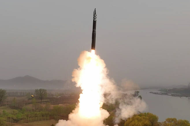 지난 4월 북한이 공개한 고체연료 ICBM 화성-18형 발사 모습. 연합뉴스