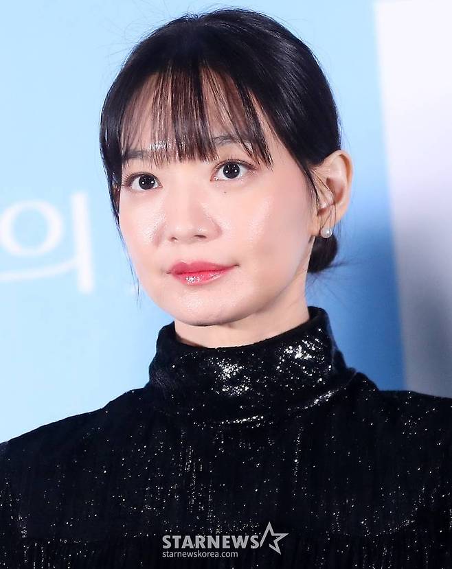 배우 신민아가 27일 오후 서울 광진구 롯데시네마 건대입구에서 진행된 영화 '3일의 휴가' 언론시사회 및 기자간담회에 참석해 취재진을 바라보고 있다. '3일의 휴가'는 하늘에서 휴가 온 엄마 '복자'(김해숙 분)와 엄마의 레시피로 백반집을 운영하는 딸 '진주'(신민아 분)의 힐링 판타지 영화. 12월 6일 개봉. 2023.11.27 /사진=김창현