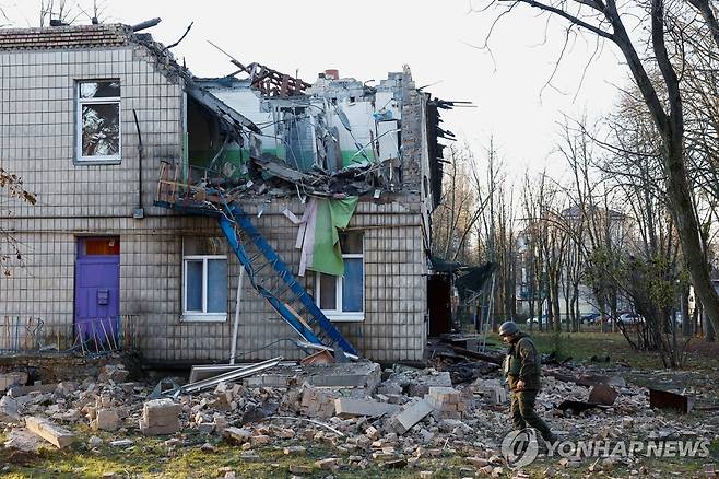 러 드론 공격으로 파손된 우크라 유치원 (키이우 로이터=연합뉴스) 25일(현지시간) 우크라이나 수도 키이우에서 경찰관들이 러시아의 공격으로 파손된 유치원 경내를 살피고 있다. 우크라이나는 러시아가 전쟁 시작 이래 최대 규모의 무인기(드론) 공격을 한밤 중에 가해 5명이 부상하고 키이우 전역 건물이 파손됐다고 밝혔다. 2023.11.26 besthope@yna.co.kr