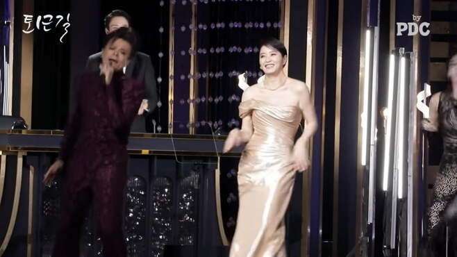 Kim Hye-soo said that the reason for getting off the Blue DragonMovie Awards MC, which has been doing 30 years, is old.On the YouTube channel by PDC PDC, a teaser video titled Blue DragonMovie Awards MC Kim Hye-soos Record of the Last Way to Work was posted.Kim Hye-soo, who has been in charge of the Blue DragonMovie Awards since 1993, showed off the MC at the end of the 44th Blue DragonMovie Awards held on November 24th.Kim Hye-soo, wearing a golden off-the-shoulder dress, said on stage, The Blue DragonMovie Awards, which I have always been with since 1993, and all the moments with you have been meaningful and a great honor for me.Thank you all, he said.The video also included Kim Hye-soos Blue DragonMovie Awards MC as his last commute.Way to work In the car, Kim Hye-soo said in the car, I am the last Blue Dragon, but I do not have any other feelings of Last Blue Dragon.It is only a live broadcast and I have to finish the awards ceremony without an accident. Kim Hye-soo was energetic and energized by others. In the waiting room, she took hair and makeup, scripted, and worked with another MC soft stone.Kim Hye-soo, who was wearing a dress fitting. When the stylist touched the somewhat larger Dress again, Kim Hye-soo said, Its the first time in 30 times that Dress is big.Kim Hye-soo said, Thats a good thing. Thank goodness.J. Y. Park met Kim Hye-soo in the waiting room before the live broadcast. J. Y. Park met Kim Hye-soo in the waiting room.J. Y. Park surprised J. Y. Park by saying, Why did you decide to do (MC) last this year? Kim Hye-soo said, Because its been so long. 30 episodes. 31 years.J. Y. Park said, My debut is not yet 30 years old. Next year is 30 years old. J. Y. Park asked, How old were you when you started? Kim Hye-soo replied, 22 years old.Kim Hye-soo said, At that time, I did not think I was young, but now I see it is too young.J. Y. Park laughed, saying, Ive been doing it since I was a child.After rehearsing the stage, the two found out that the position of the MC seat was different from the one they had practiced before, and choreographed it again. Kim Hye-soo even joked to J. Y. Park in the last pose, saying, Should I be completely close? Make people hate me.The two of them finished the celebration pleasantly.