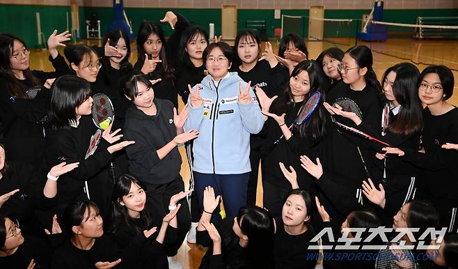 29일 서울 송파구 문정고등학교 이은경 교사와 학생들이 배드민턴 수업을 하고 있다. 허상욱 기자wook@sportschosun.com/2023.11.29/