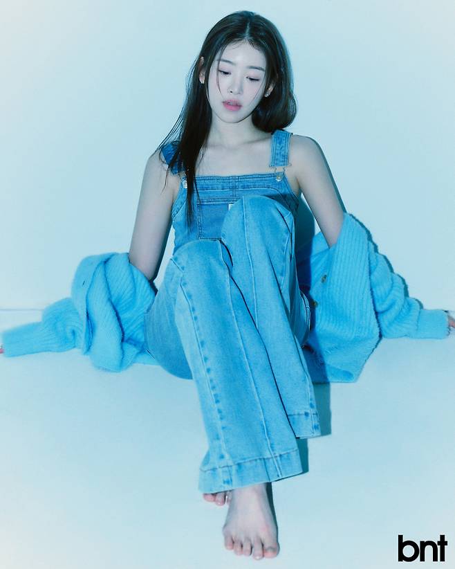 오버롤과 카디건은 인스턴트펑크 제품.