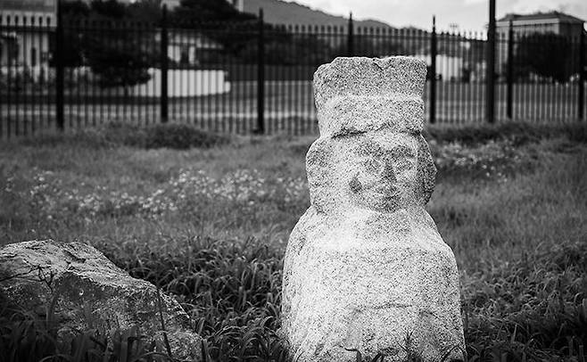 일본군이 용산기지 부지를 수용한 뒤 강제철거시킨 둔지미 마을 석물. 뒤쪽 철담장 안은 대통령집무실 공간이다. /박종인 기자