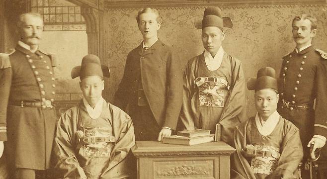 보빙사 정사 민영익(앞줄 왼쪽)과 부사 홍영식(앞줄 오른쪽), 그리고 종사관 서광범(뒷줄 오른쪽에서 두 번째). 서광범 오른쪽은 이들을 미국에서부터 수행했던 미해군 소위 조지 포크, 왼쪽은 일본~미국~조선 전 일정을 수행한 미국인 퍼시벌 로웰. 민영익은 홍영식과 서광범을 위시한 갑신정변 개혁파에 의해 처단 대상으로 낙인이 찍혔다. 포크는 조선에서 공사관 무관으로 부임했고 로웰은 ‘고요한 아침의 나라’라는 저서를 남긴 뒤 세계적인 천문학자가 됐다./미국 밀워키대 미국지리학회 컬렉션