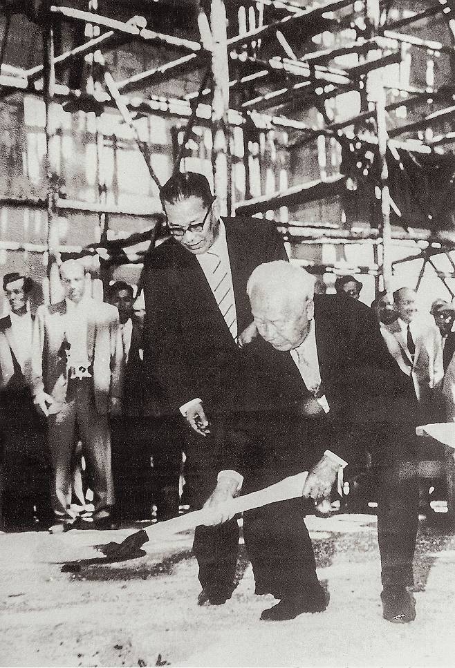 1959년 7월 14일 미국산 연구용원자로 1호기 기공식. 당시 대통령 이승만이 직접 삽을 들었다. 1955년 12월 대한민국은 미국과 ‘원자력의 비군사적 이용에 관한 협정’을 체결하고 원자력시대를 준비했다./한국원자력연구원 제공