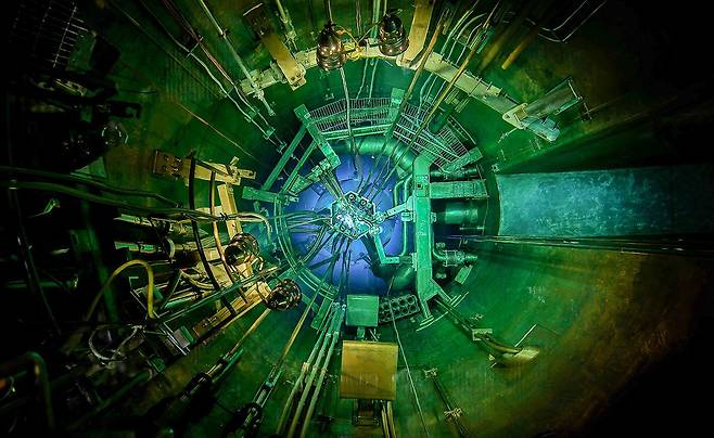 대덕특구 한국원자력연구원에 있는 국산 연구용 원자로 ‘하나로’ 내부 모습. 가동중인 원자로 노심 수중에서 전자기파가 방출되면서 푸르게 빛나는 ‘체렌코프 블루(Cenrenkov Blue)’ 현상이다. /한국원자력연구원