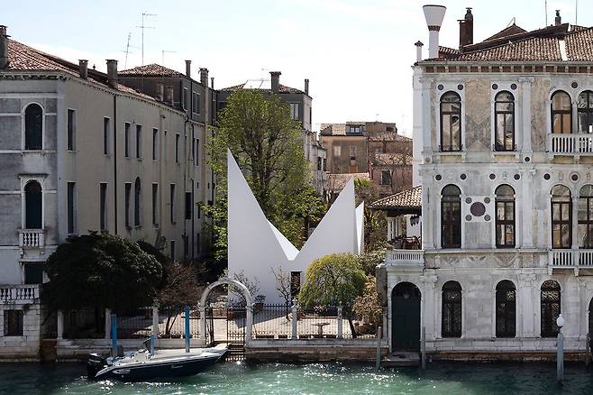 이탈리아 건축가 스테파노 보에리가 전시장(우측) 옆에 세운 ‘한지의 집’. 접어서 옮길 수 있는 건축물이다. /ⓒAlice Clancy