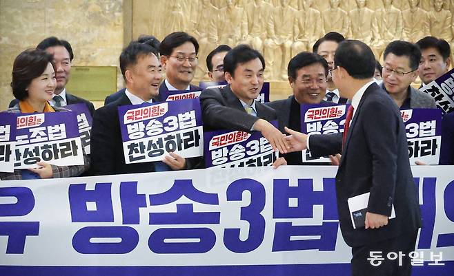 8일 민주당 의원들이 피켓 시위 도중 본회의장에 입장하는 국민의힘 의원들과 악수하며 밝게 인사하고 있다. 박형기 기자 oneshot@donga.com’