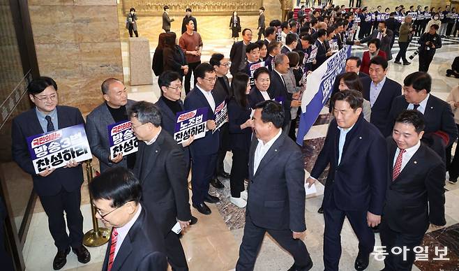 8일 더불어민주당 홍익표 원내대표 등 민주당 의원들이 본회의장으로 향하는 국민의힘 의원들과 인사하고 있다. 박형기 기자 oneshot@donga.com