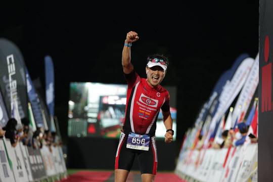 노선기 철인이 국제 철인 3종경기 '2023 아이언맨 구례 코리아' 결승전에서 완주에 성공한 후 포즈를 취하고 있다.