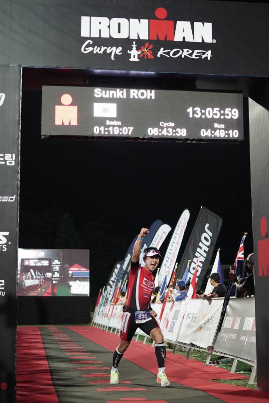 노선기 철인이 국제 철인3종경기 '2023 아이언맨 구례 코리아' 결승전에서 포즈를 취하고 있다.
