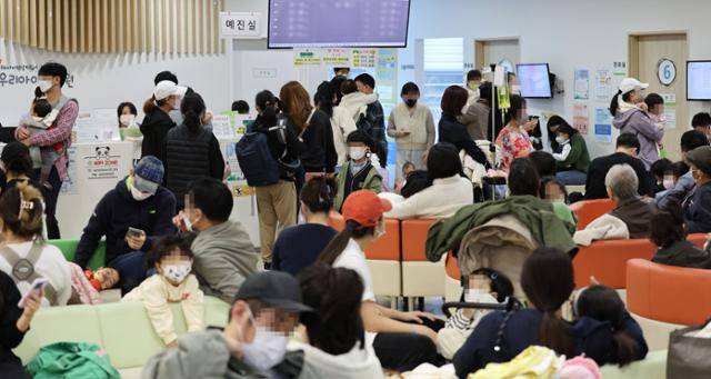 10월 서울 성북우리아이들병원에서 독감 및 외래진료를 받으려는 어린이와 보호자들이 대기하고 있다. 연합뉴스