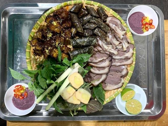 베트남 하노이의 한 개고기 음식점에서 판매하는 메뉴. 한 접시의 가격은 약 20~25만동 사이다. 음식점 제공