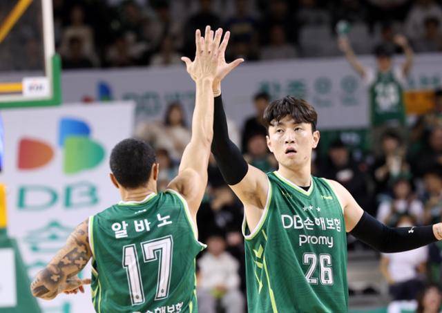프로농구 원주 DB의 강상재(오른쪽)가 지난달 12일 강원 원주종합체육관에서 열린 2023~24시즌 서울 SK와의 경기에서 공격에 성공한 뒤 이선 알바노와 손뼉을 마주치고 있다. 원주=연합뉴스