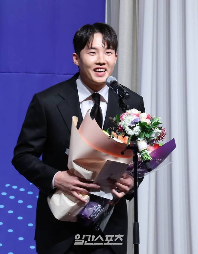 한국 프로야구 OB 모임인 사단법인 일구회가 8일 오전 서울 리베라호텔 3층 베르사이유홀에서 ‘2023 뉴트리디데이 일구상’ 시상식을 개최했다. LG 임찬규가 최고투수상을 수상하고 소감을 얘기 하고있다. 정시종 기자 capa@edaily.co.kr