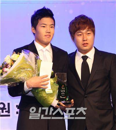 2011년 일구상 신인상을 수상했던 임찬규(왼쪽). IS 포토