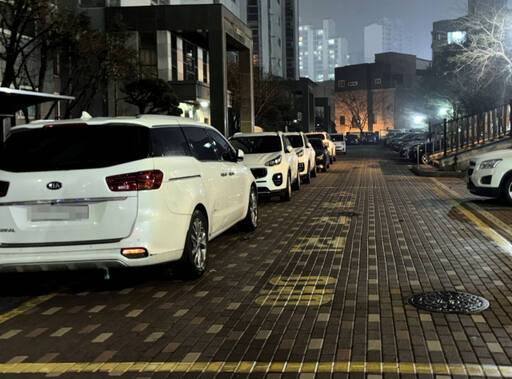 지난 6일 오후 8시께 수원특례시 권선구의 한 아파트 소방차 전용구역에 차량들이 나란히 주차돼 있다. 오민주 기자