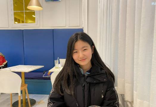 우산을 빌려주면 내가 비를 맞고 간다고 했을 때, 흔쾌히 내어줄 수 있는 이가 몇이나 될까. 그걸 건네는 순간, 그건 이미 단순한 우산 하나가 아닌 게 되었다고. 열기구보다 더 크고 동그란, 따스한 마음이라고. 웃어보이는 현서양. 좋은 사람은 좋은 기운을 품고 있기에, 대화 시간이 즐거웠다./사진=남형도 기자