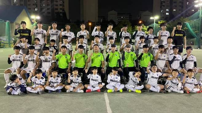 하위나이트 유스팀 선수들이 포즈를 취하고 있다. /사진=하위나이트