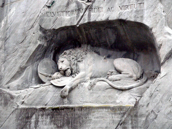‘빈사의 사자상’(瀕死의 獅子像)은 덴마크 출신 조각가 ‘베르텔 토르발센(Bertel Thorvaldsen, 1770~1844)’이 설계하고, 독일 출신 조각가 ‘루카스 아호른(Lukas Ahorn, 1790~1856)’이 거대한 자연석에 가로 10m, 세로 6m로 조각해서 만든 작품이다.