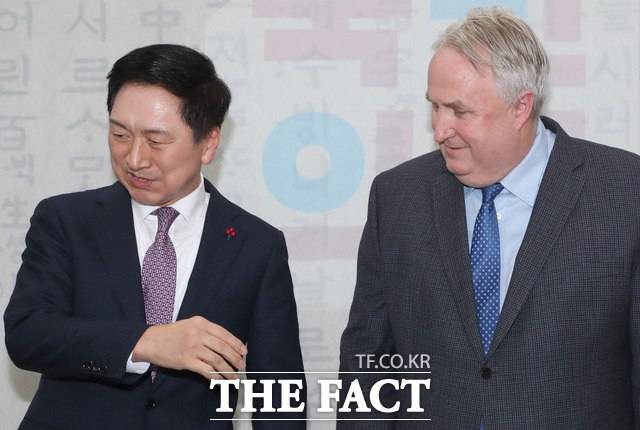 인요한 혁신위원장은 지난 6일 김기현 대표에게 "정치가 얼마나 험난하고 어려운지 알아볼 수 있는 큰 기회를 주셔서 많이 배우고 나간다"고 밝혔다. 혁신위는 7일 사실상 조기 해체했다. /뉴시스