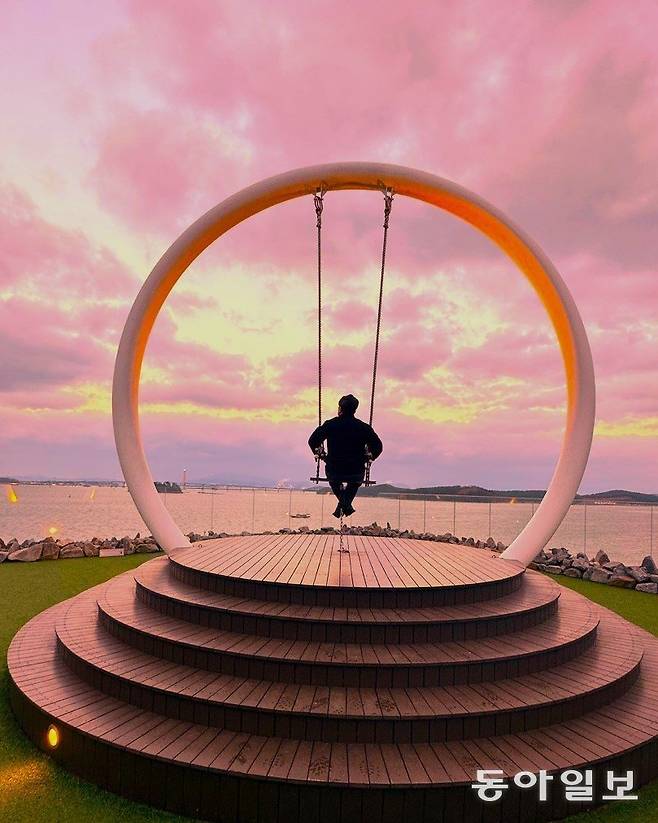 원산도 카페 ‘바이더오’에 설치돼 있는 원형 그네.