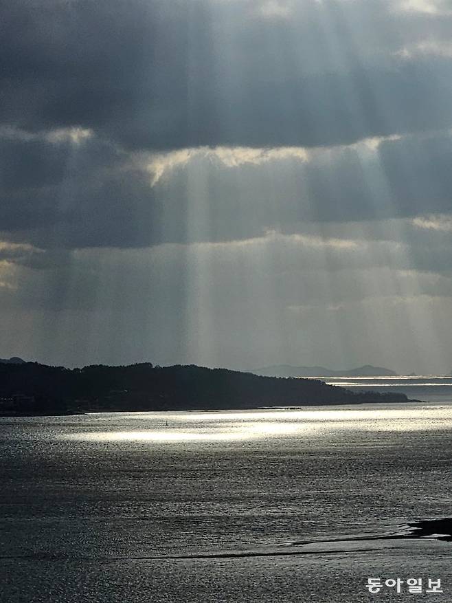 영목항 전망대 22층에서 내려다본 원산도 앞바다.